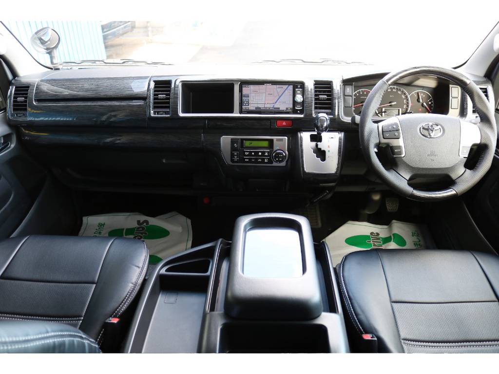 大きな車体ですが高い視線と広い視野で女性からも運転しやすいと評判なハイエースです♪