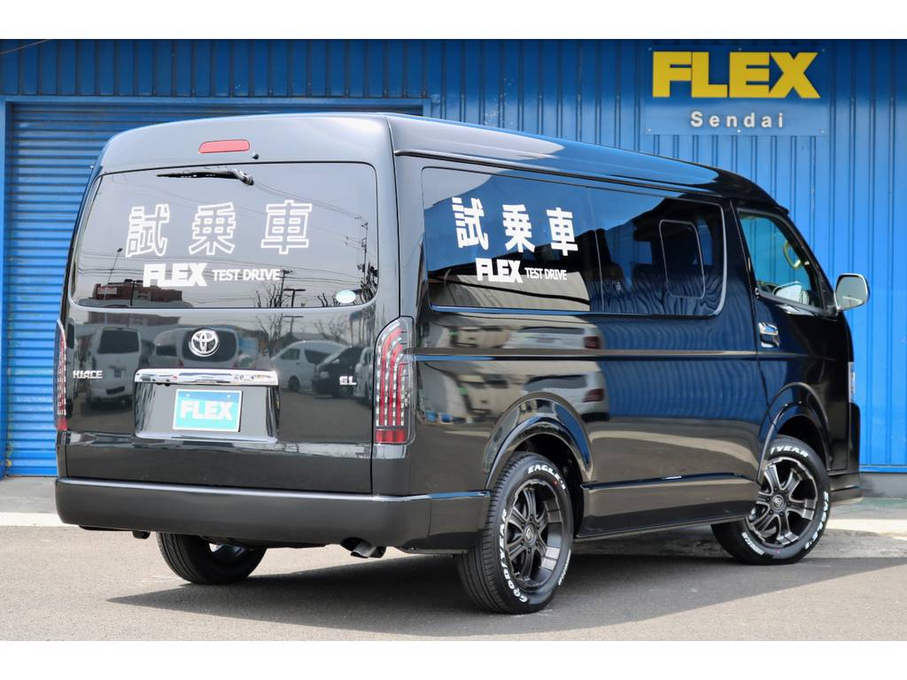 リアビューをスタイリッシュに彩るＦＬＥＸオリジナルＬＥＤテールランプ！煌ＲＥＤ（ブラック×ライトスモーク／レッドバー）！