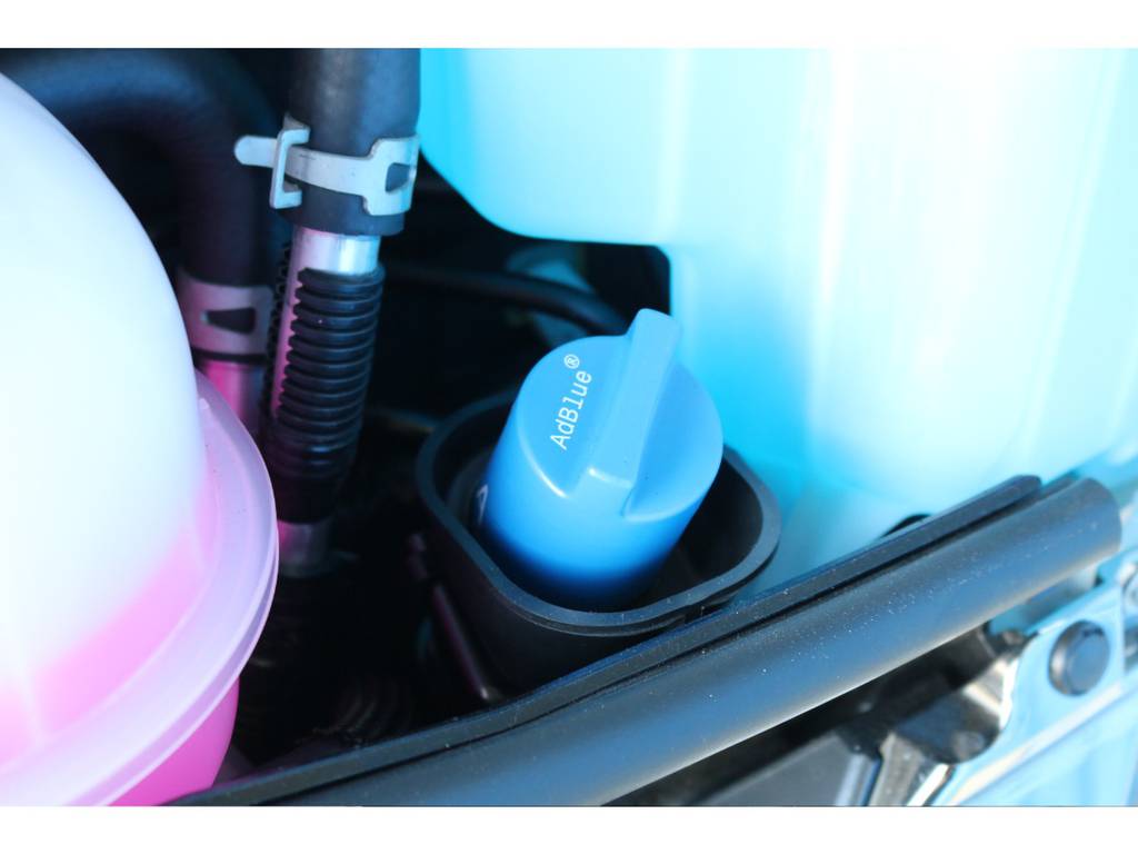 ハイエースの新型クリーンディーゼル車は約５０００ｋｍ毎に約５リッターのＡｄＢｌｕｅ（尿素水）の補充が必要です、ボンネット内のこちらから補充して下さい