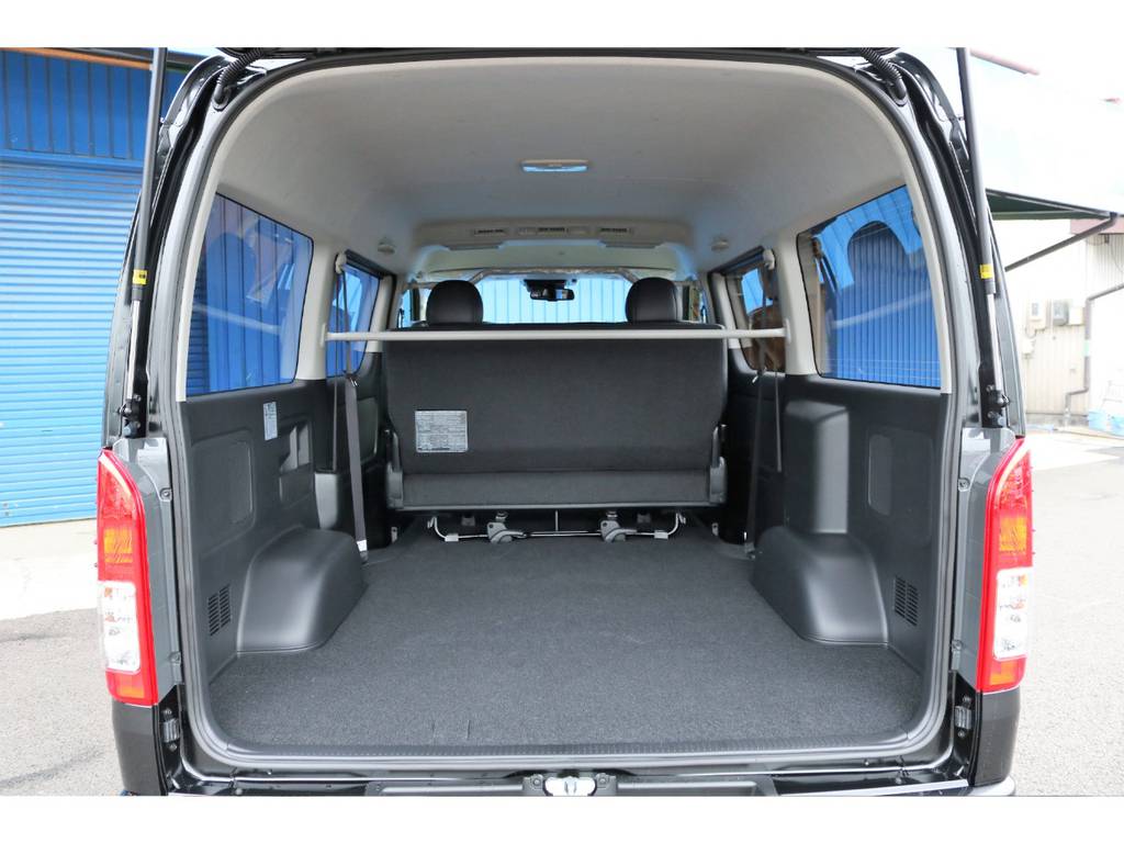 ハイエースならではの広い荷室♪車内泊・トランポ・キャンプと様々の用途にご利用いただけます。