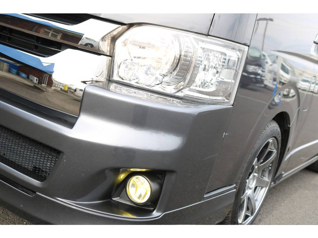 標準装備の純正ＬＥＤヘッドライトにイエローカラーのＬＥＤフォグ付きです