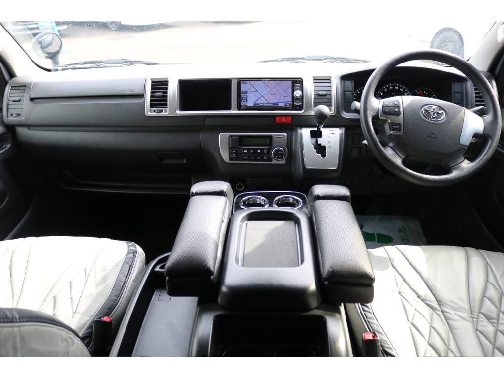 ワイドボディならではの広い運転席周りは快適ですよ！さらに嬉しいアームレスト付き！