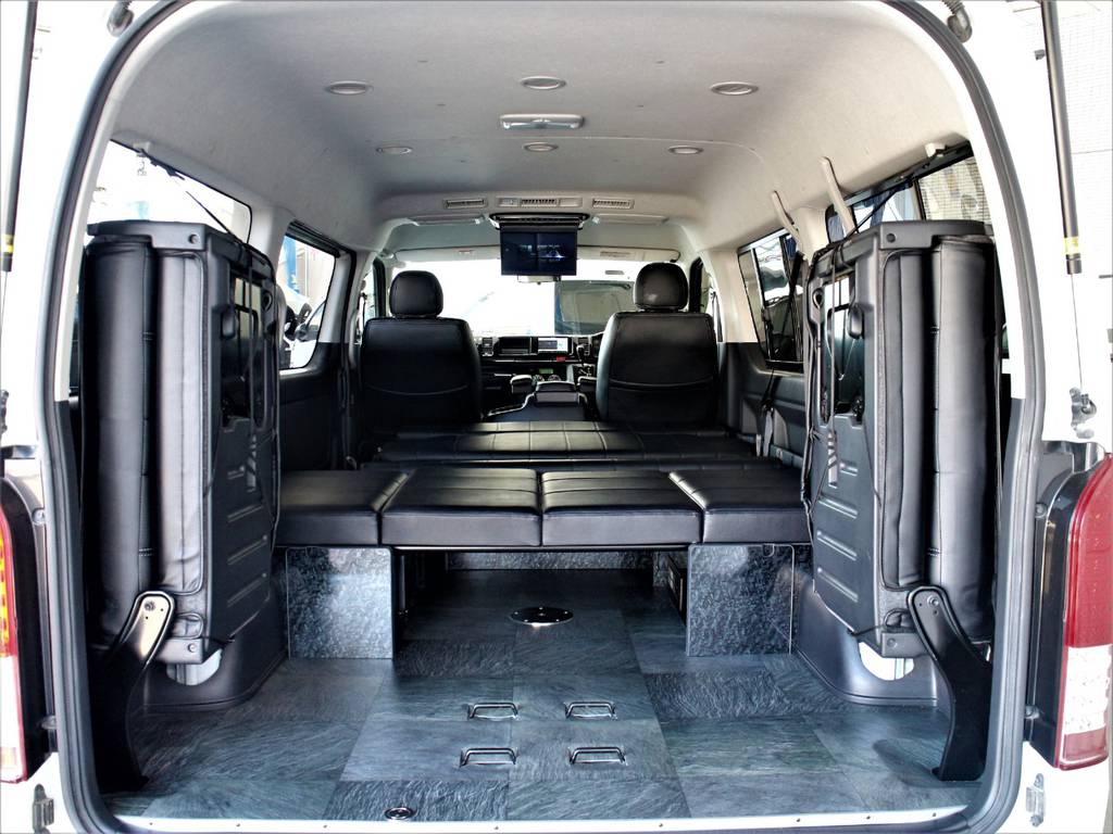 後席跳ね上げ可能です！　フルフラットベッドとしてもご使用頂けます！