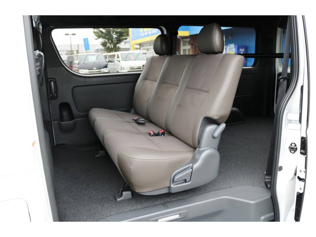 特別仕様車スーパーＧＬ“50TH ANNIVERSARY LIMITED”専用のシート表皮はダークブラウンのトリコット＋合成皮革＆ダブルステッチ！