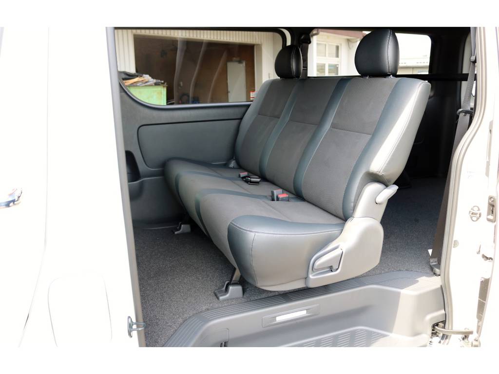 特別仕様車専用装備の車名ロゴ＆イルミネーション付きスライドドアスカッフプレート！