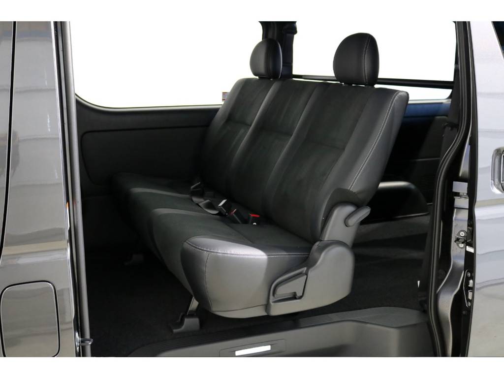 特別仕様車専用装備の車名ロゴ＆イルミネーション付きスライドドアスカッフプレート！
