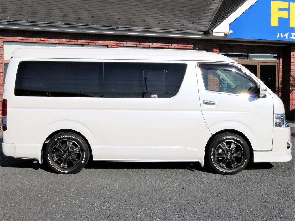 前向き9名、横向き1名乗車、合計10人乗り3ナンバー登録です！