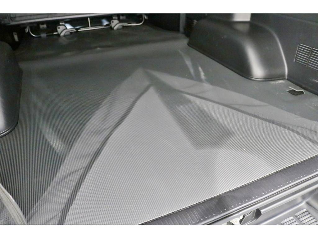 リアの荷室にはカーゴマット付き！