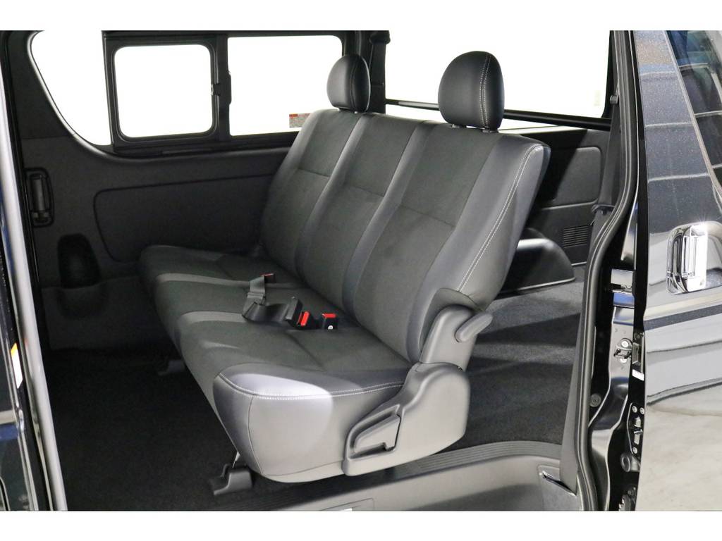 特別仕様車専用装備の車名ロゴ＆イルミネーション付きスライドドアスカッフプレート！