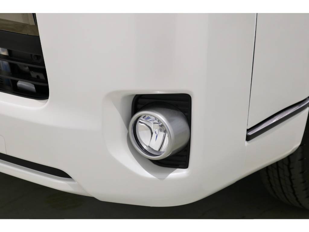 特別仕様車スーパーＧＬ“50TH ANNIVERSARY LIMITED”専用の高輝度塗装ベゼルのフロントフォグランプ！