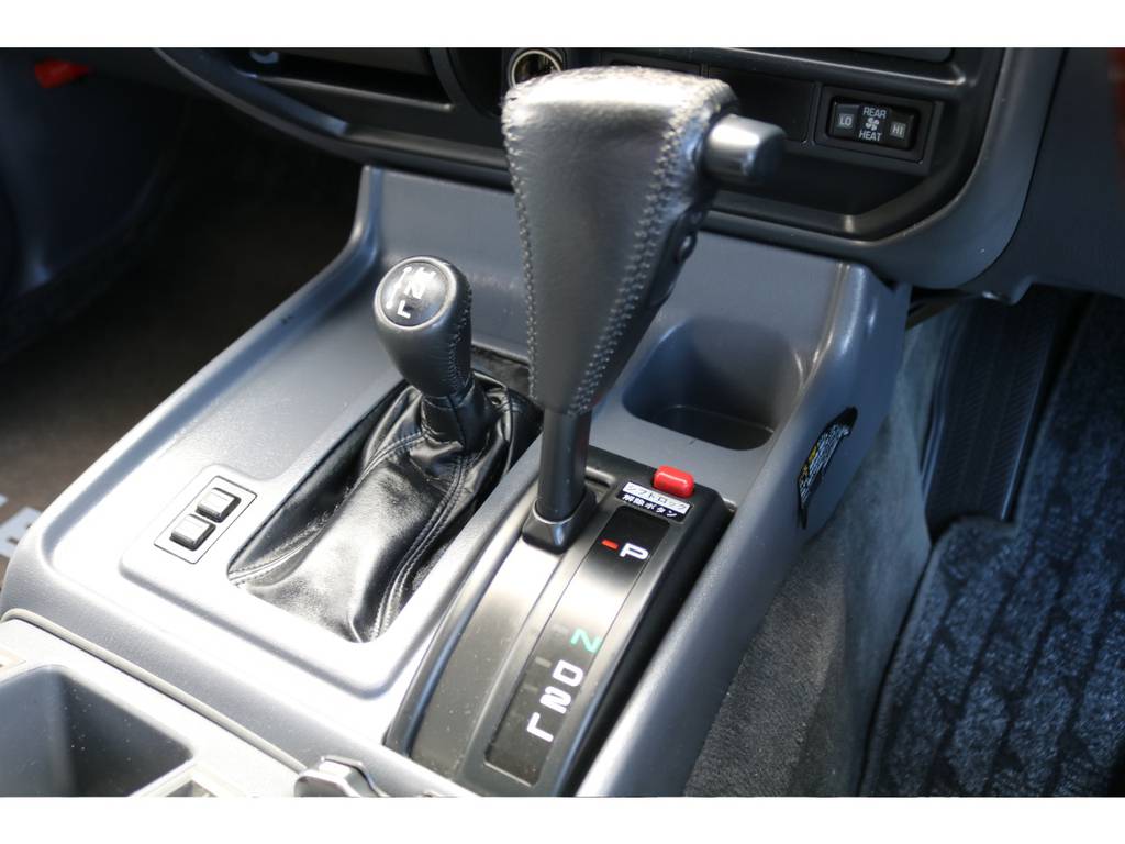 シフト周りのパネルもキレイな状態です★シフトノブの横にあるのはなんだろう？と思った方！！こちらはトランスファーレバーとなり、悪路で緊急脱出時に使用するレバーです♪