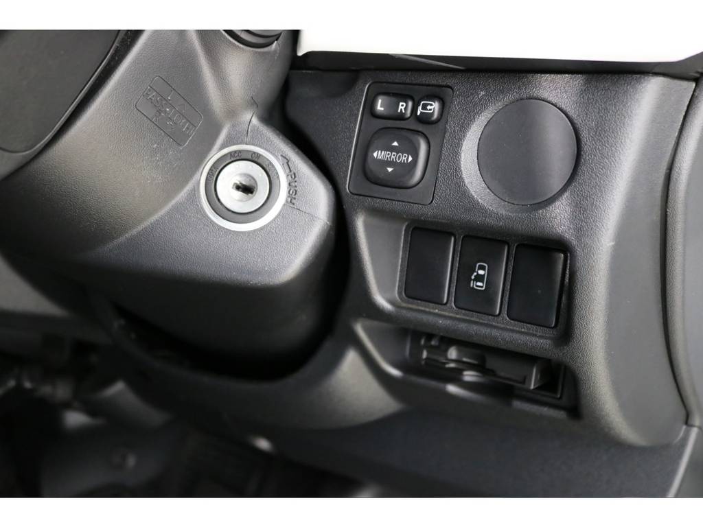 メーカーオプションのパワースライドドアも装備されてます！