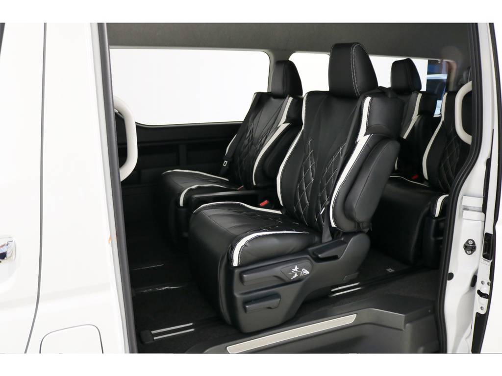 トヨタ車体特別架装のリラックスキャプテンシートを４脚搭載！