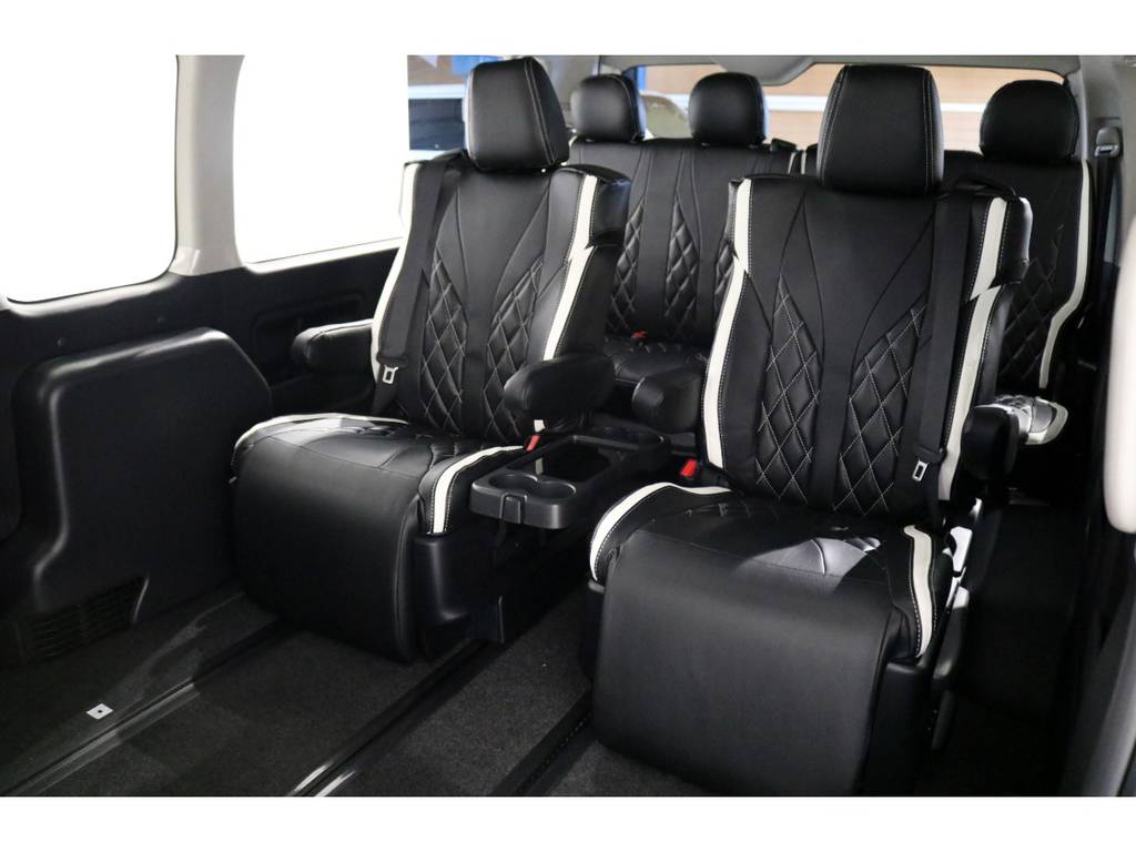 トヨタ車体特別架装のリラックスキャプテンシートを４脚搭載！