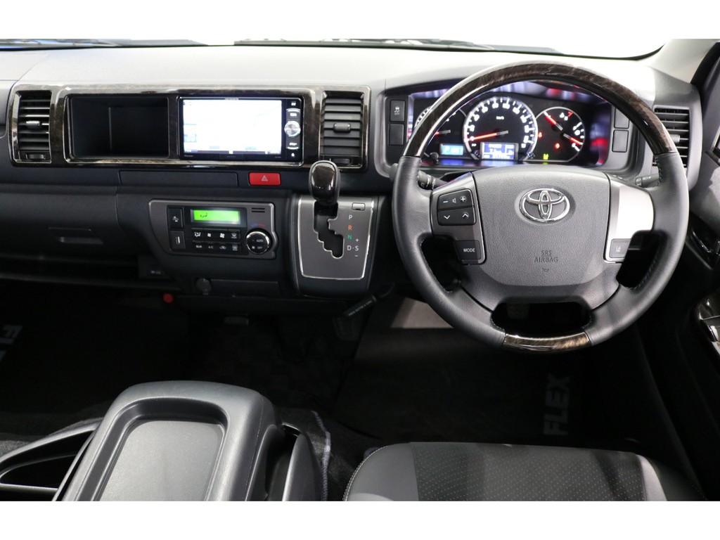 スマートキー＆プッシュスタート、ステアリングオーディオスイッチ、ＴＯＹＯＴＡ純正エンジンスターターも装備しえおります！