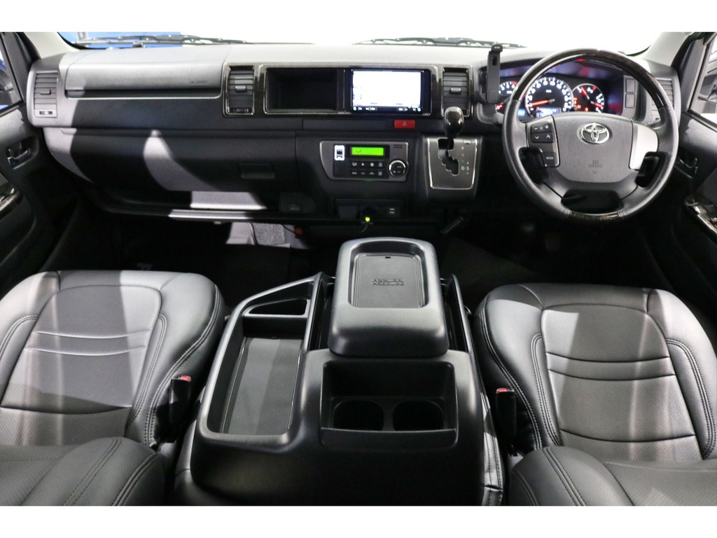 特別仕様車“ＤＡＲＫ ＰＲＩＭＥ”ならではの高級感あふれるコックピット！綺麗な状態を保っております！