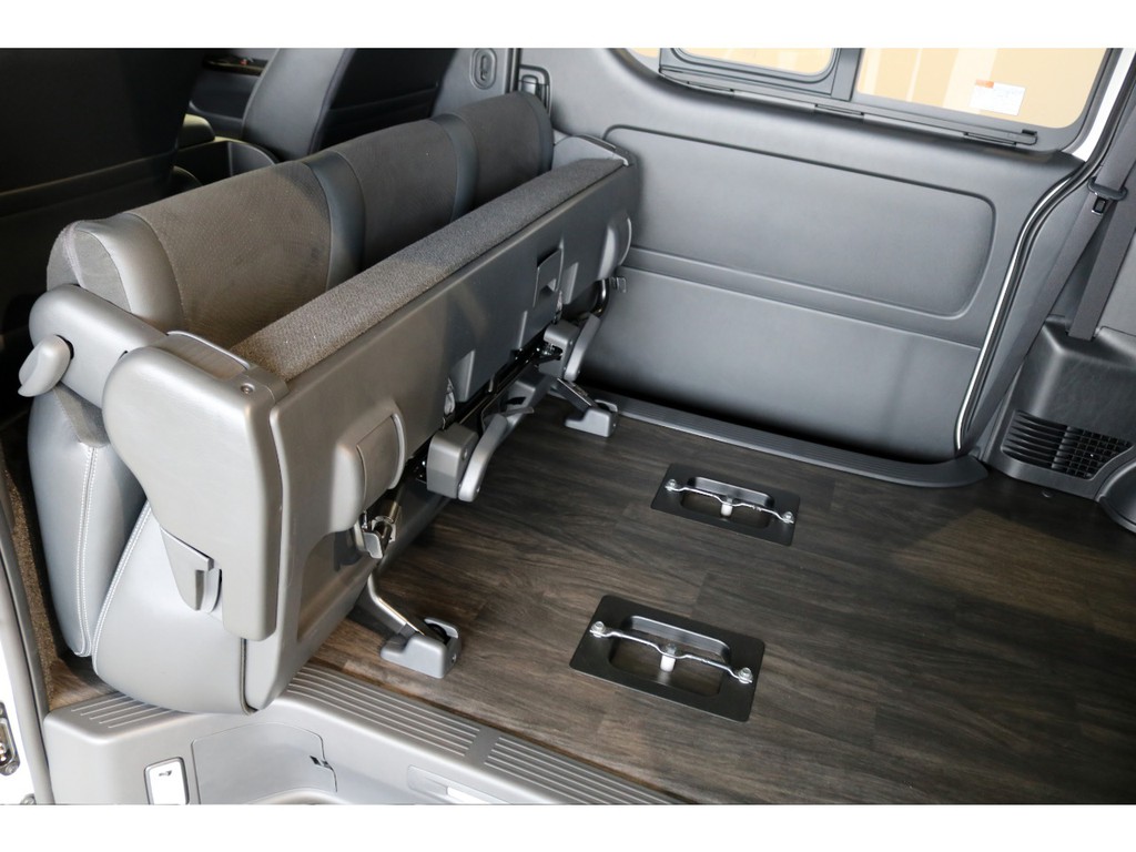 セカンドシートは折り畳み式可能！バンならではの荷室空間を実現します！