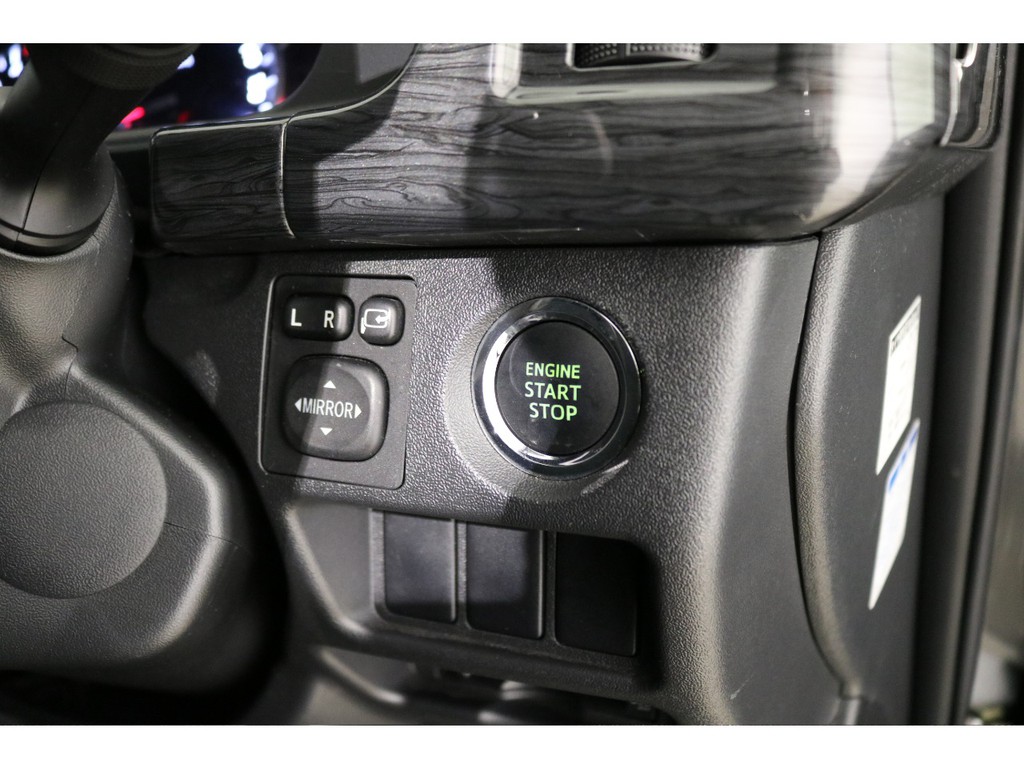 プッシュスタートに電動格納ミラー完備！
