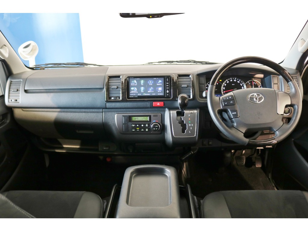 高級感溢れるコックピットで運転も楽しくなりますね！