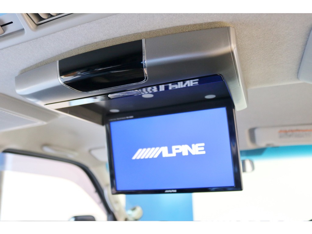ALPINEフリップダウンモニターで後列の方も楽しいドライブを提供します！