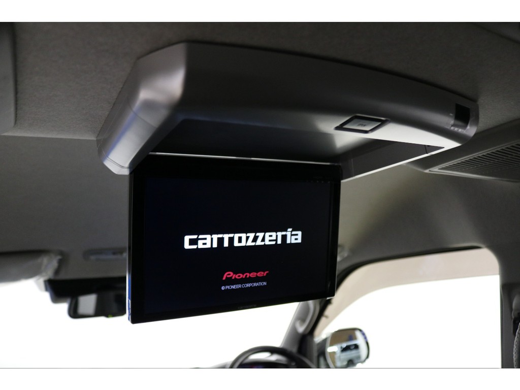 カロッツェリアフリップダウンモニターで後列の方のドライブも快適にいたしております！