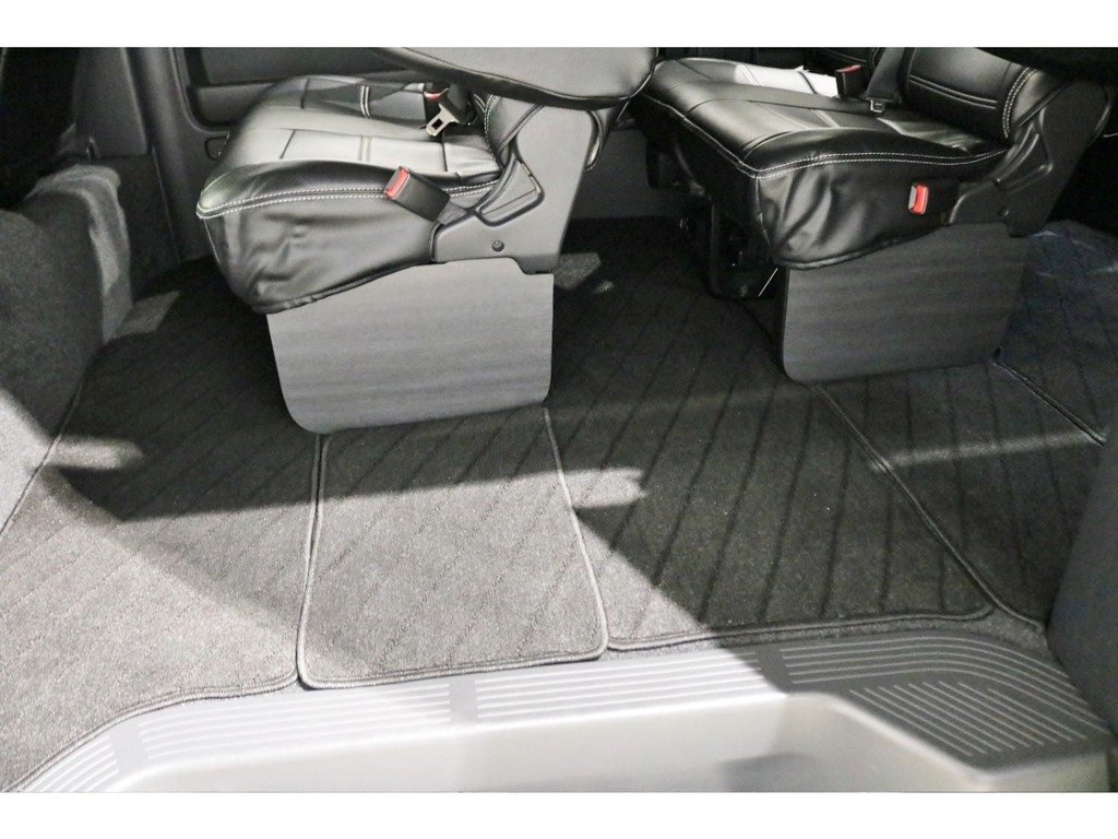 全席フロアマット＆2，3列目フットパネル装着！