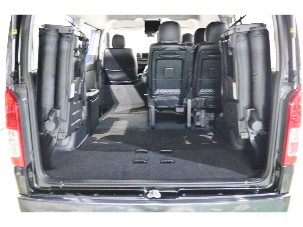 4列目は左右跳ね上げ式でお荷物がたっぷり積み込めます！