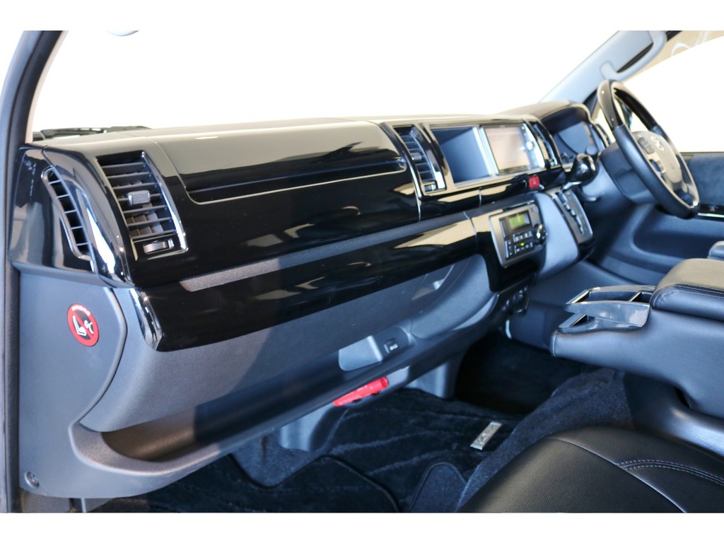 ピアノブラックインテリアパネルで高級感アップ！