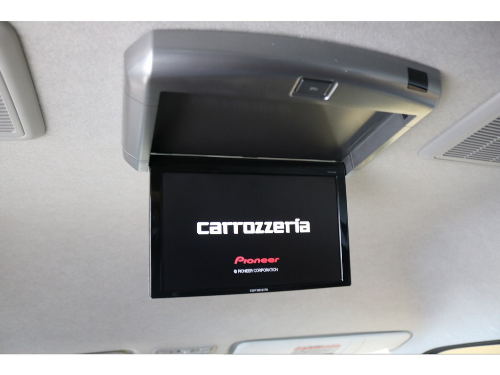 カロッツェリアフリップダウンモニターで後列の方も快適に！