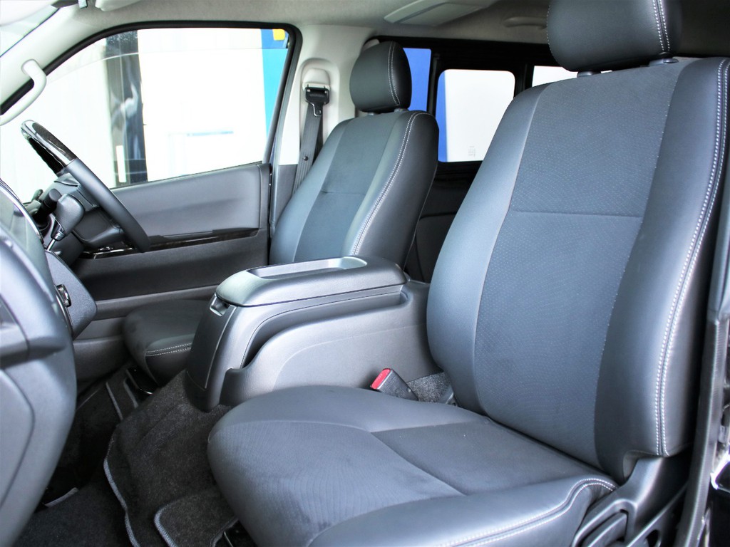 ダークプライム標準装備のハーフレザーシートを装着しており、高級感のある車内となっております。