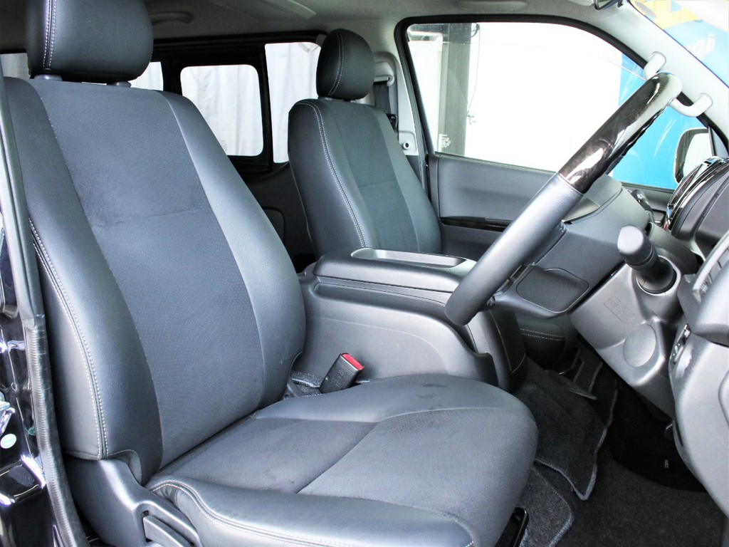 ダークプライム標準装備のハーフレザーシートを装着しており、高級感のある車内となっております。