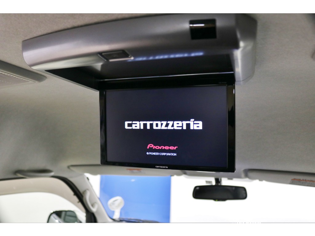 お子様にも嬉しいカロッツェリア製フリップダウンモニター！