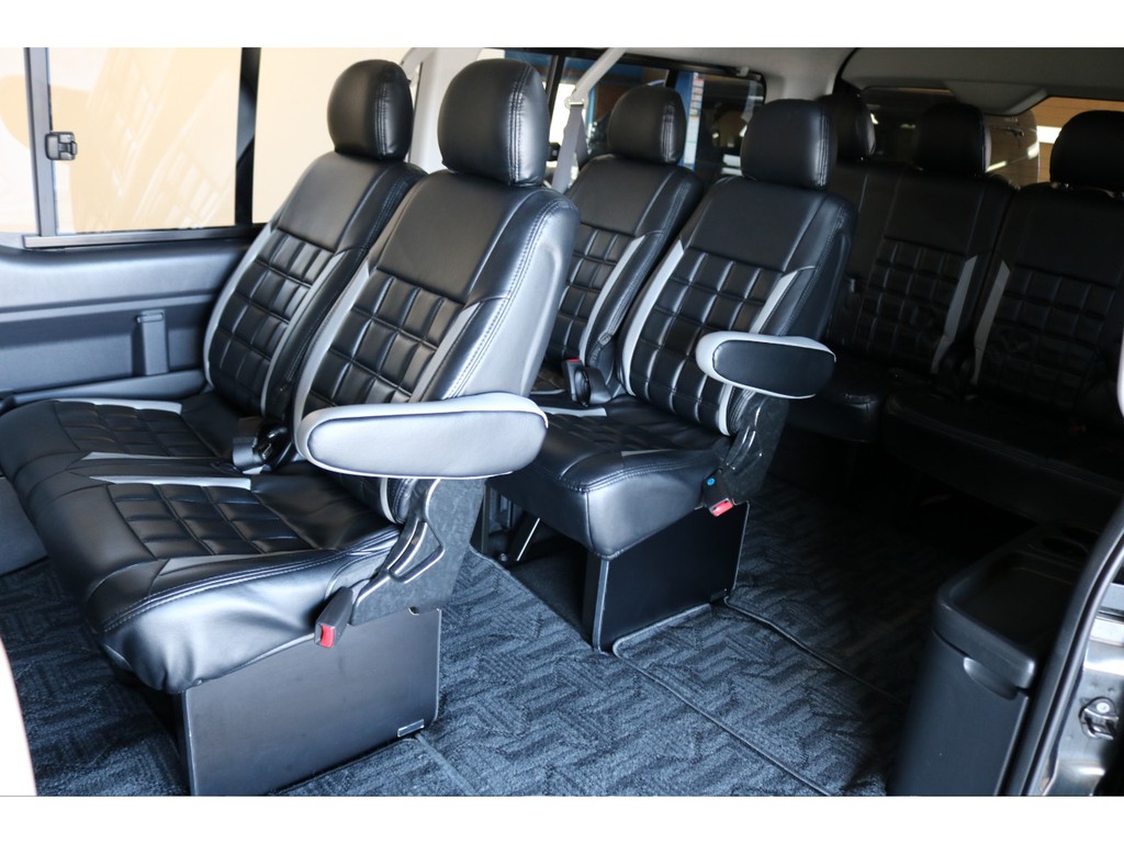 広々空間10人乗りでシートカバーも装着済み！