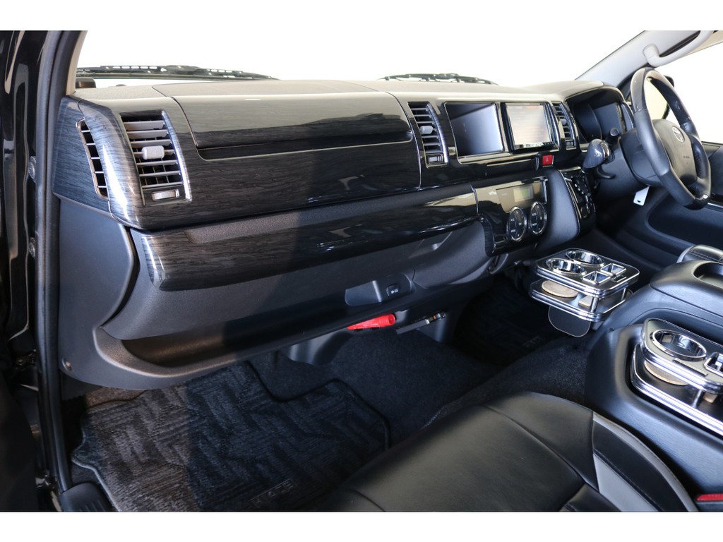 黒木目調パネルも装着済み！