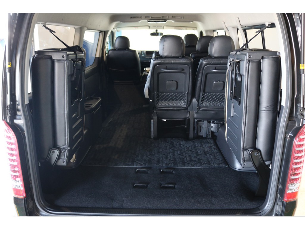 4列目を跳ね上げることで広大な荷室スペースを確保できます！