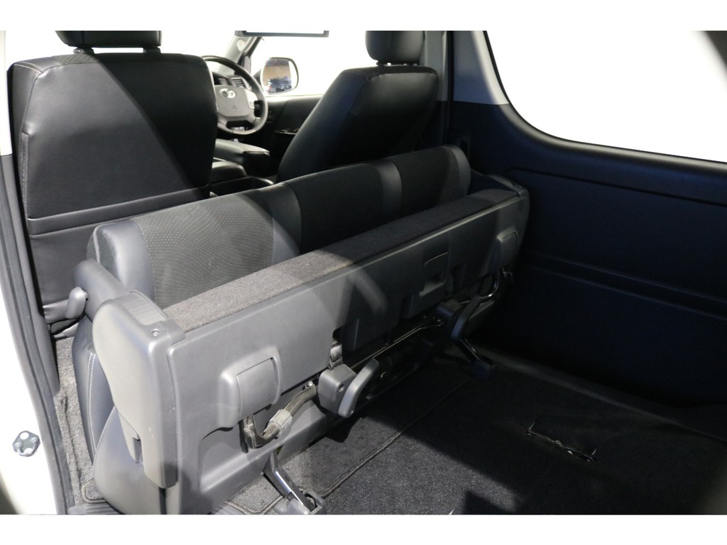 セカンドシートは跳ね上げ可能で、長物も余裕で積めますね！