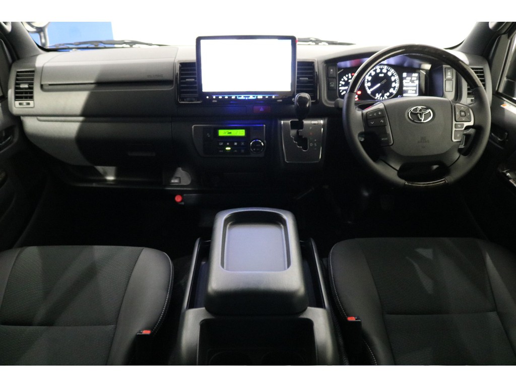 運転が楽しくなるような大画面ナビ付コックピット！