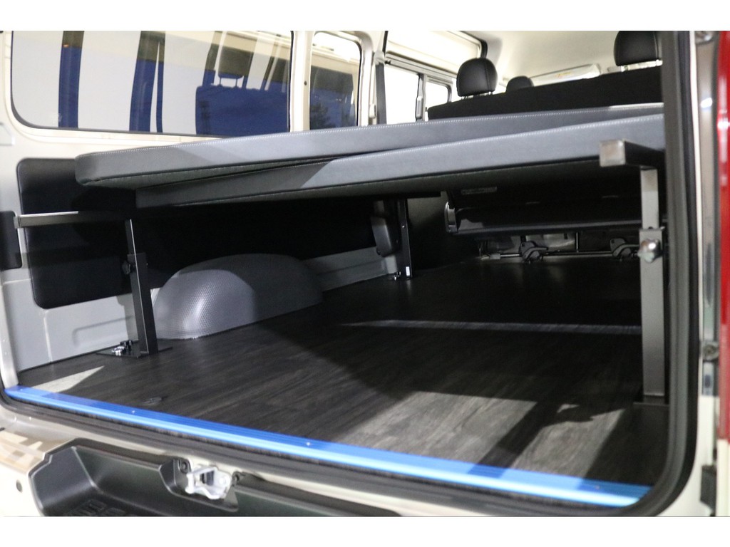 トリム黒レザー張りに重歩行フローリング施工！加えてベットキットで荷室の作りにも力を入れました！