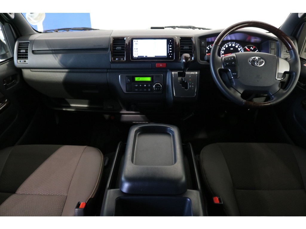 コックピットも運転が楽しくなるような高級感です！