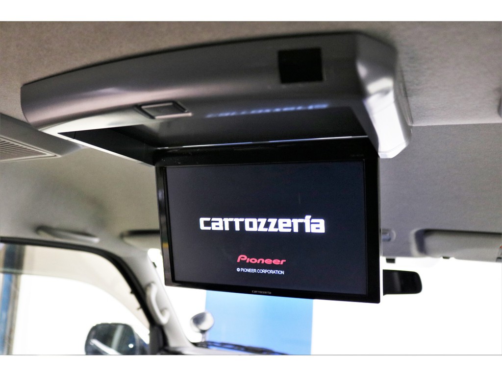 お子様にも嬉しいカロッツェリア製フリップダウンモニター！