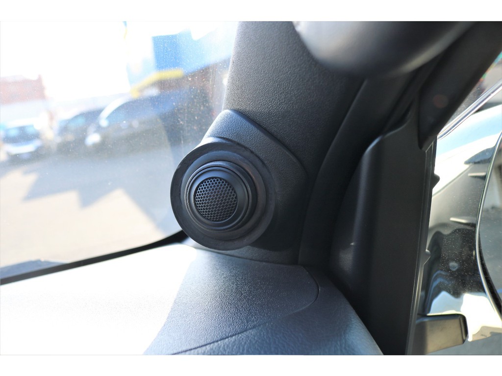 JBL製フロントドアスピーカー＆ツイーター付で音響も抜かりなしです！