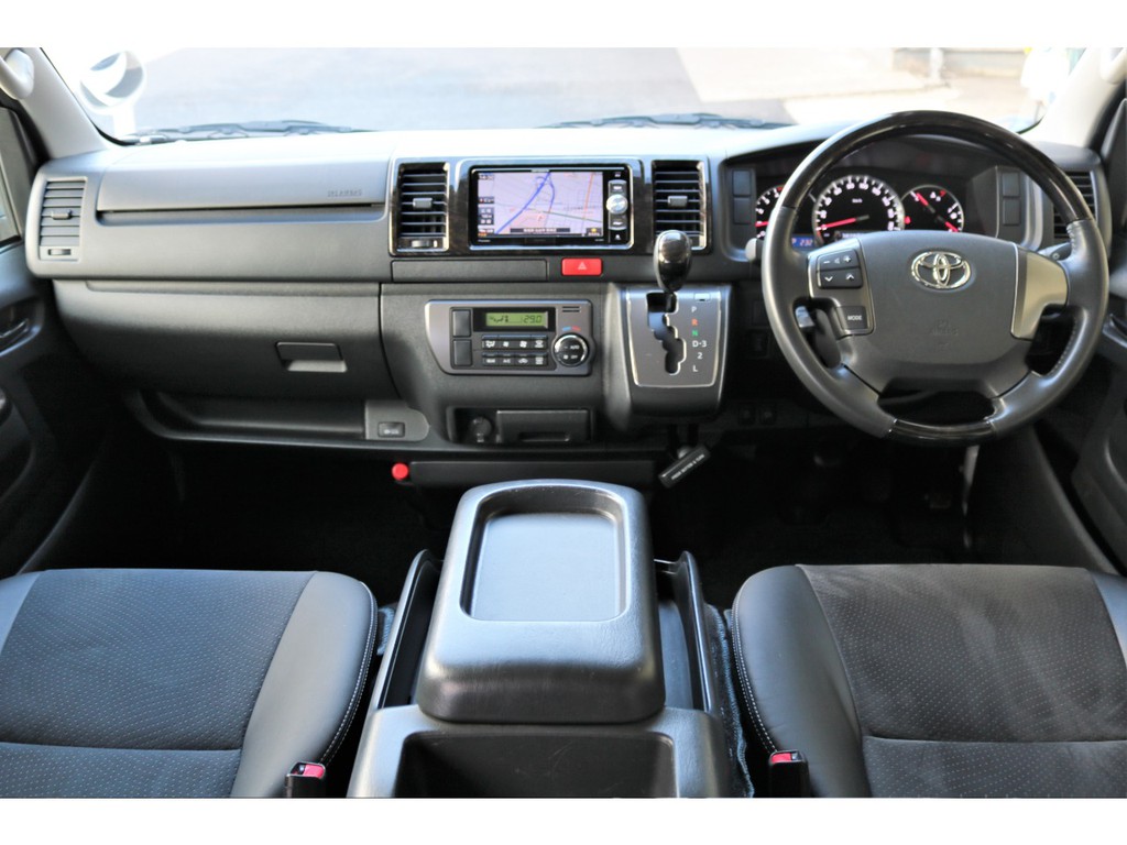 上質なコックピットが運転を楽しくさせます！コンディションもグッドです！