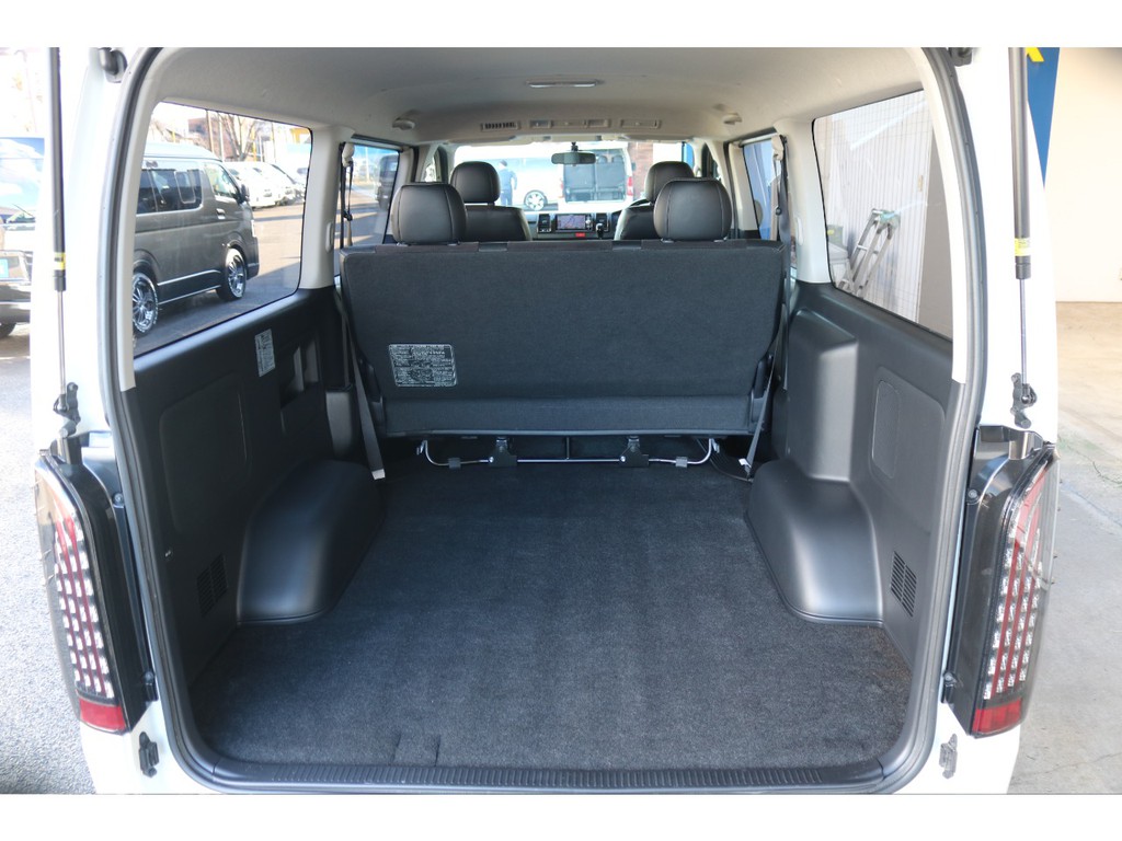 広々とした荷室をフル活用できます！ベットキットの追加もお任せくださいませ！