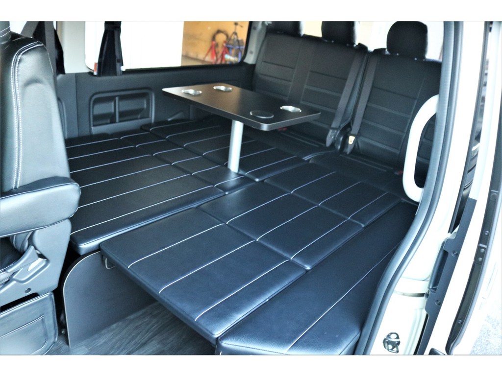 サードシートをフルフラットにアレンジ！センターテーブルも付いております！