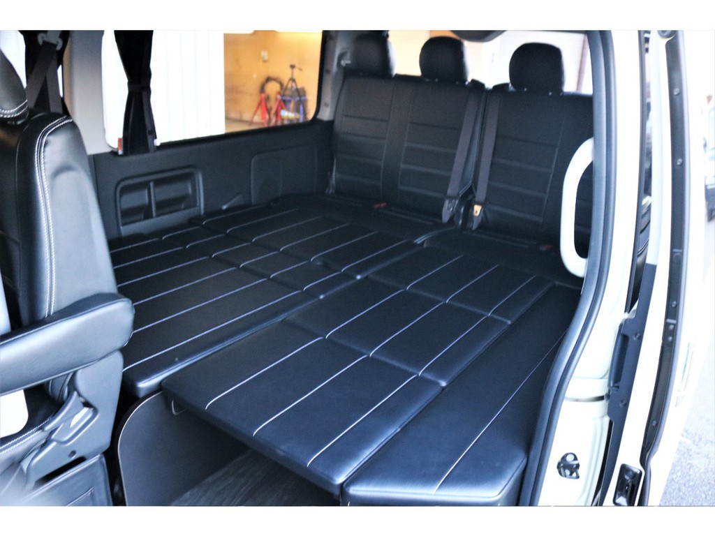 テーブルは脱着可能で、外してフルフラットにすることも可能です！