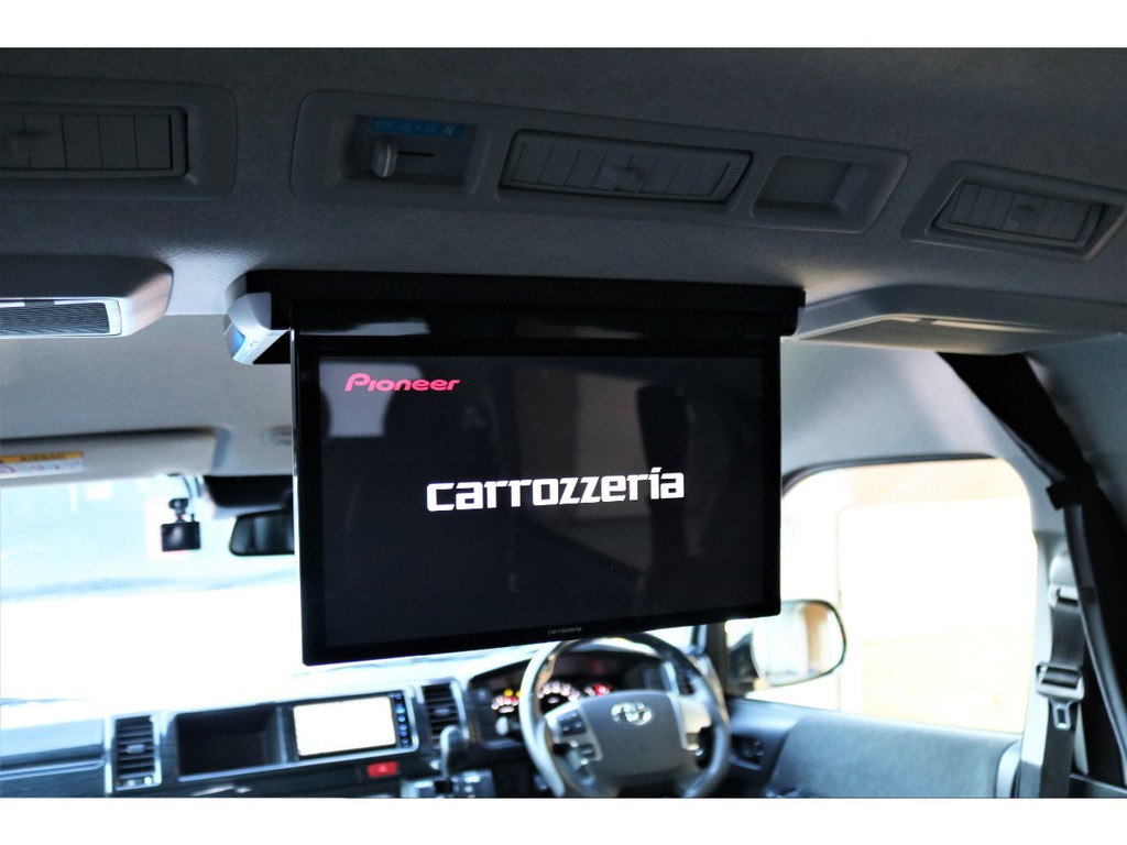 迫力のあるカロッツェリア製13インチフリップダウンモニター！