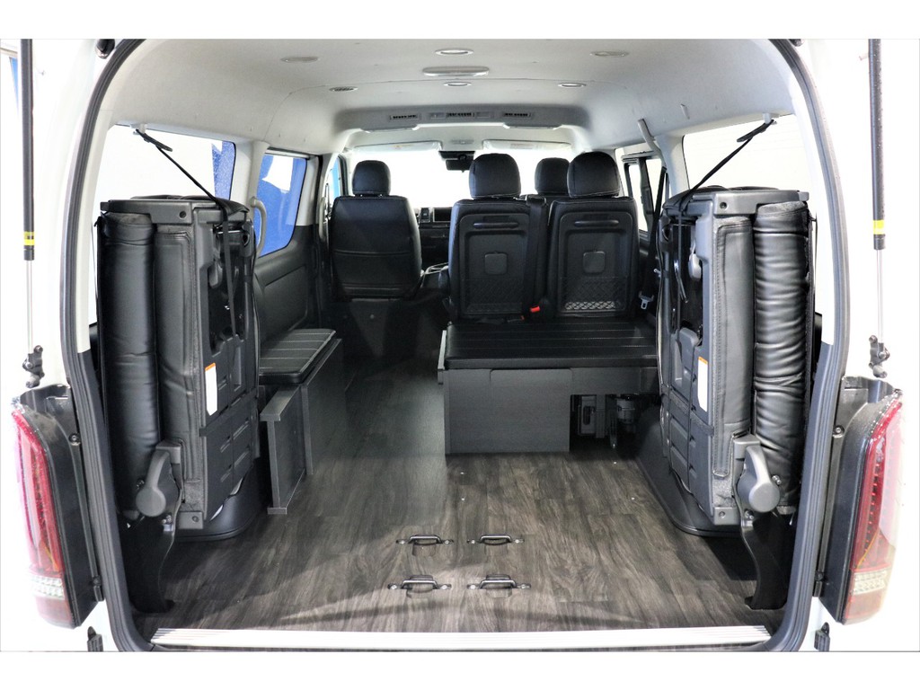 ベッドマットとテーブルを収納すれば広々荷室空間に展開できます！