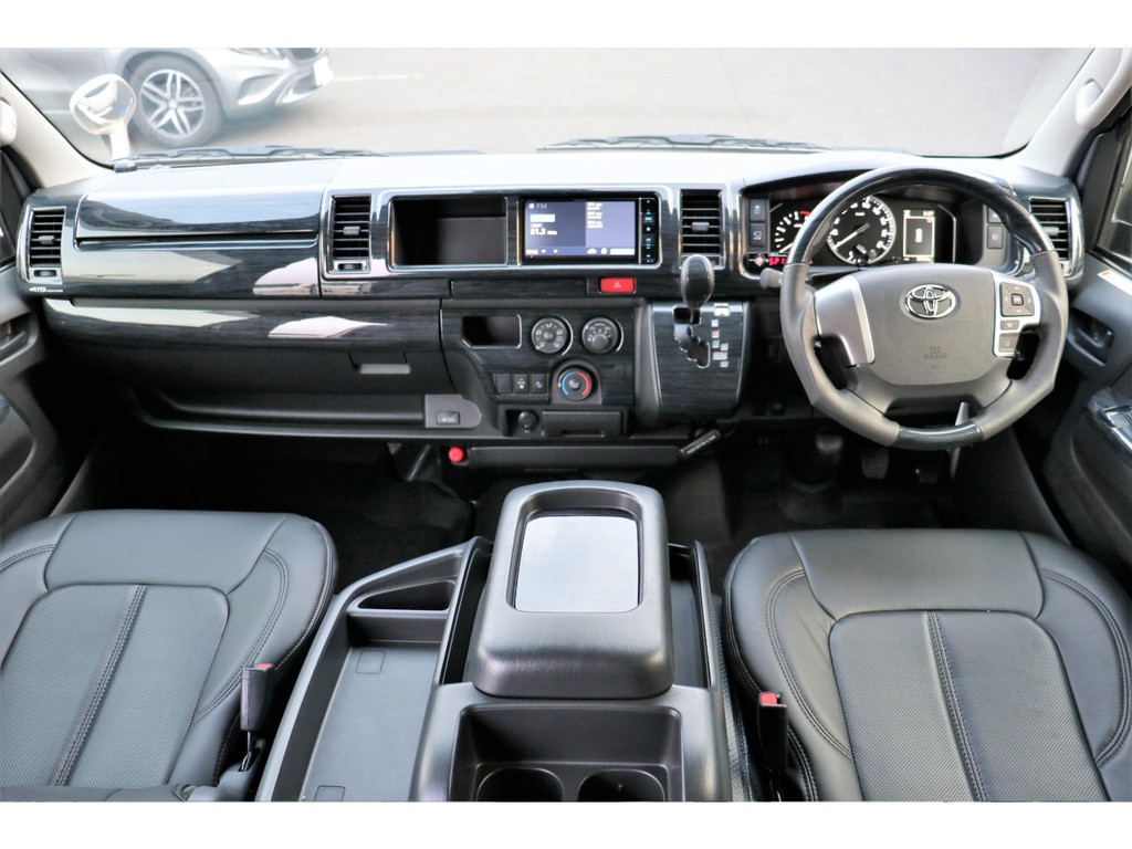 高級感溢れるコックピットで運転も楽しくなります！