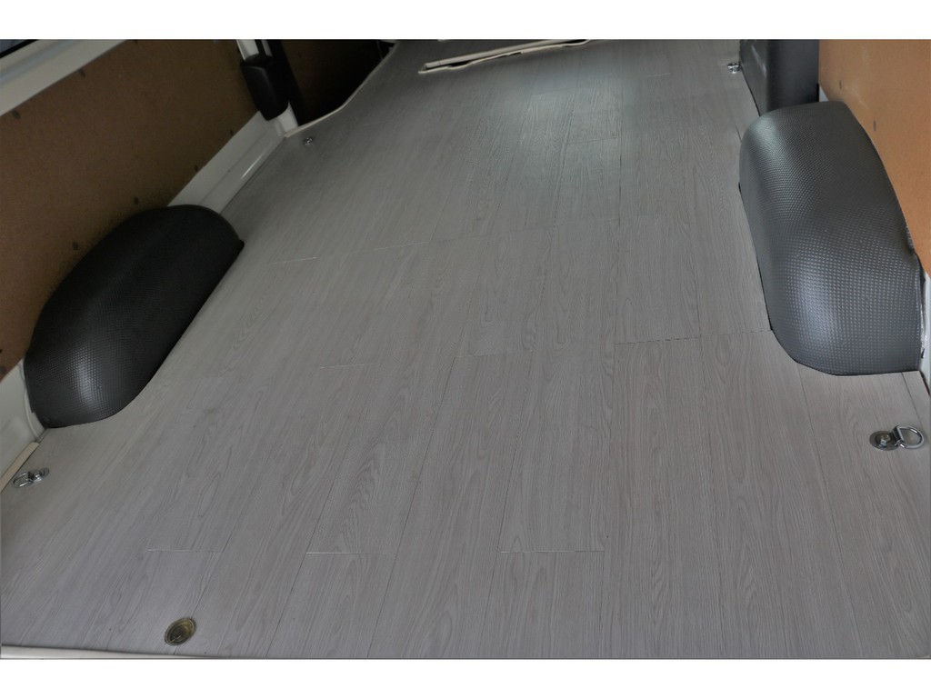 フローリング加工済み！お手入れもしやすくタイダウンフックも付いておりバイクのトランポなどでも大活躍ですね！