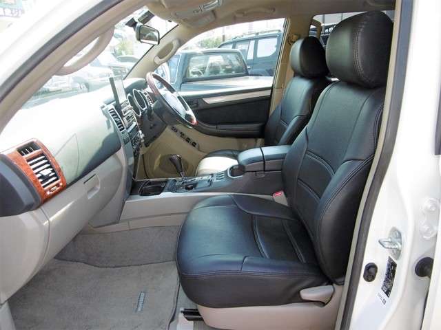 シートカバーは車内を豪華にするだけではなく、シート本来の劣化防止にも一役かっています★